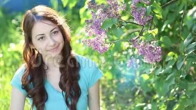 春天公园紫薇树旁的美女
